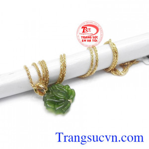 Ngọc cẩm thạch mang đến sự bình an, may mắn và tài lộc. Bộ trang sức hoa sen