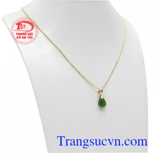Bộ trang sức giọt nước nepherite được kết hợp từ ngọc cẩm thạch và dây chuyền vàng.