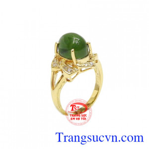 Nhẫn nữ nephrite quý phái được kết hợp từ vàng tây 14k và ngọc cẩm thạch thiên nhiên.