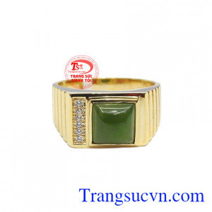 Nhẫn nam nephrite thời trang được thiết kế với kiểu dáng đối xứng mới lạ và trẻ trung.