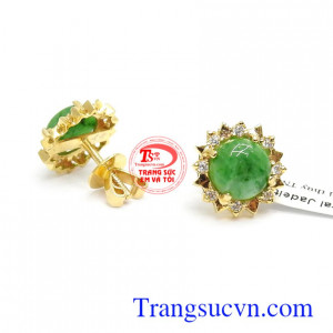 Đôi hoa tai Jadeite bình an 18k, Jadeite trong phong thủy có tác tác dụng điều hòa huyết áp, nhịp tim, giảm căng thẳng, strees và mang lại may mắn, thuận lợi trong cuộc sống cũng như công việc của người đeo
