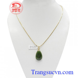 Bộ dây chuyền ngọc Nephrite xinh xắn là sự kết hợp giữa dây chuyền 18k Italy và mặt dây ngọc Nephrite thiên nhiên, mang lại nét sang trọng, quý phái và thời trang cho phái đẹp,