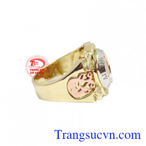 Sản phẩm kết hợp vàng màu, vàng trắng và vàng hồng tạo nên một sản phẩm độc đáo, lạ mắt.