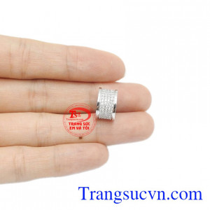 Sự kết hợp hài hòa giúp sản phẩm thêm phần sang trọng. Mặt dây độc đáo Hàn Quốc