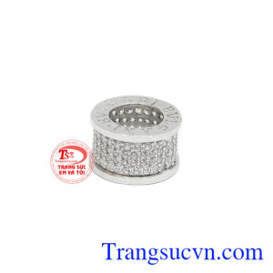 Sản phẩm chế tác từ vàng trắng 10k cùng đá Cz. Mặt dây độc đáo Hàn Quốc