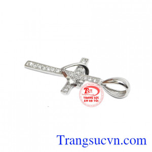 Thiết kế tinh tế, sang trọng và đẹp mắt chắc chắn sẽ làm hài lòng các chị em phụ nữ. Mặt dây thập tự yêu thương vàng trắng