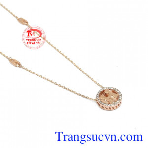 Nếu bạn đã quá quen với dây chuyền vàng, dây chuyền vàng trắng thì hãy thử ngay với chiếc dây chuyền vàng hồng. 