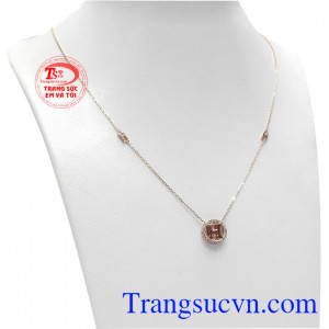 Dây chuyền chữ H Hàn Quốc là một sản phẩm mới, sáng tạo và quyến rũ.