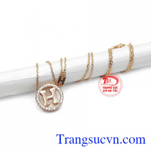 Sản phẩm được nhập khẩu Hàn Quốc với chế tác từ vàng 10k sáng bóng, bền đẹp.