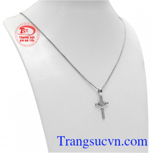 Bộ trang sức thập tự yêu thương vàng trắng là sự kết hợp giữa mặt dây và dây chuyền.