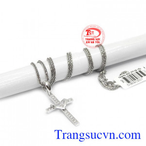 Sản phẩm trang nhã, tinh tế, thích hợp với nhiều kiểu trang phục. Bộ trang sức thập tự yêu thương vàng trắng