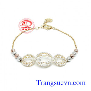 Lắc tay vàng tây phù hợp nhiều lứa tuổi và phong cách thời trang