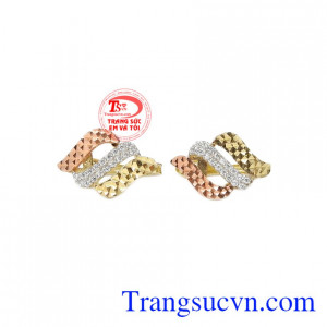 Với sự kết hợp này, sản phẩm giúp người đeo thêm xinh đẹp và quyến rũ. 