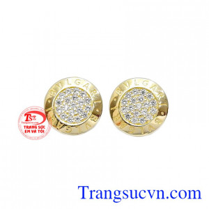 Hoa tai vàng tây cá tính được chế tác từ vàng 10 kết hợp cùng đá Cz tạo nên một đôi hoa tai sang trọng và cá tính