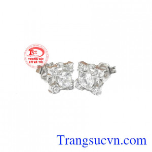 Hoa tai họa tiết vàng trắng được thiết kế kiểu nhỏ gọn và rất đáng yêu.