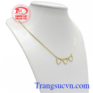 Sản phẩm dây chuyền được thiết kế đẹp với các hàng đá được gắn tinh tế, sáng đẹp