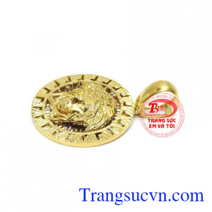 Mặt dây vàng tây mạnh mẽ mang phong cách thời trang, kiểu dáng đặc sắc, xu hướng mới được giới trẻ ưa thích.