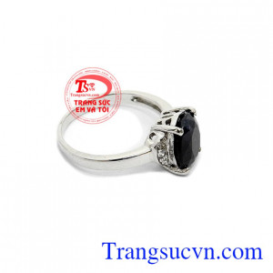 Đá sapphire thiên nhiên là biểu tượng của tình yêu, hôn nhân bền vững, sự giàu có và lòng chung thủy