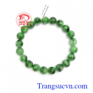 Ngay từ xa xưa, các vua chúa quan lại đã rất thích ngọc phỉ thúy nó được xem như là món trang sức không thể thiếu thể hiện sự quyền uy