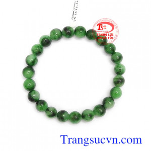 Ngọc phỉ thúy còn chứa nguồn năng lượng dồi dào, là kết tinh của thiên nhiên vì vậy có tác dụng giải trừ tà khí, chiêu tài lộc, mang lại may mắn, bình an, và hạnh phúc cho người đeo