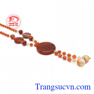 Sản phẩm mang màu sắc đỏ, đỏ cam.