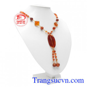 Chuỗi cổ mã não đẹp được thiết kế sang trọng, tinh tế.