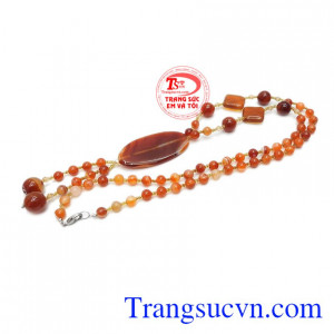 Chuỗi mã não thiên nhiên hợp phong thủy, mang đến cho người dùng sự bình an, may mắn.