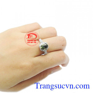 Nhẫn có giấy kiểm định đá quý.