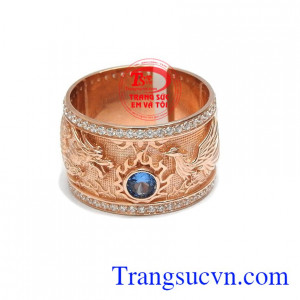 Nhẫn được chế tác hình rồng, phượng 2 bên, tượng trưng long phụng sum vầy, phu thê hảo hợp