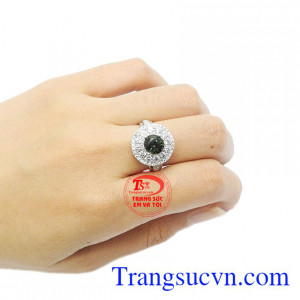 Nhẫn có giấy kiểm định đá quý, bảo hành uy tín, giao hàng toàn quốc.