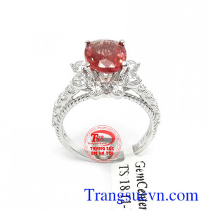 Nhẫn nữ vàng trắng Spinel may mắn với Spinel được người châu âu thời trung đại cổ tin rằng có tác dụng tiếp thêm cho họ sức khỏe, sự thịnh vượng, trí tuệ và cuộc sống tình yêu viên mãn