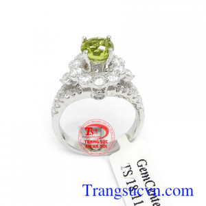 Nhẫn nữ vàng trắng Peridot đại cát với đá Peridot là tượng trưng cho sức sống và niềm hi vọng, là lá bùa may mắn cho người đeo