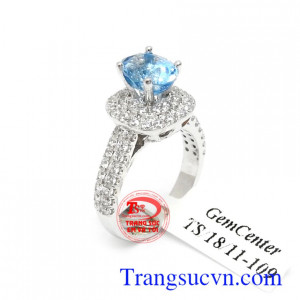 Nhẫn nữ vàng trắng Topaz thủy chung với Topaz là biểu tượng của sự thông minh, sắc đẹp, lòng chung thủy, giúp xua đuổi những cơn ác mộng, thư giãn và giảm căng thẳng, mệt mỏi cho người đeo