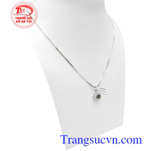 Bộ dây chuyền Sapphire cát lộc với Sapphire là viên đá của tình yêu, tri thức và sự toàn vẹn vì vậy đeo Sapphire bên mình sẽ mang lại nhiều may mắn, thành công và hạnh phúc cho mỗi người