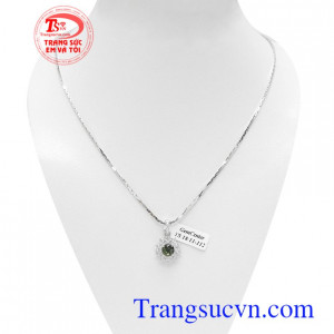 Bộ dây chuyền Sapphire cát lộc kết hợp giữa mặt dây Sapphire thiên nhiên vàng 14k và dây chuyền Ý 18k mang lại sự sang trọng, quý phái và thời trang