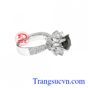 Mang phong cách quyến rũ, sang trọng, sản phẩm sẽ làm tôn vinh nét đẹp của người phụ nữ