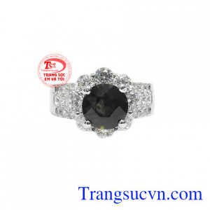 Thiết kế sang trọng, quý phái làm tôn lên nét đẹp của người phụ nữ.