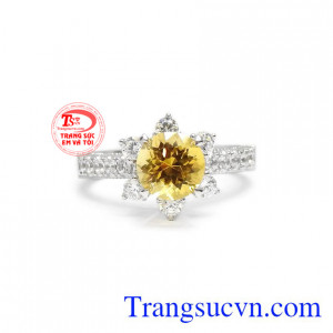 Thiết kế với hình bông hoa, điểm nhấn là viên thạch anh vàng lấp lánh mang đến cho người dùng sự sang trọng và quý phái.
