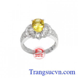 Nhẫn nữ thạch anh vàng quý phái là sự kết hợp từ thạch anh vàng thiên nhiên và vàng trắng 14k.