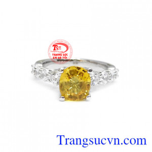 Màu sắc sapphir vàng sang trọng thể hiện cho sự giàu có và thịnh vượng.