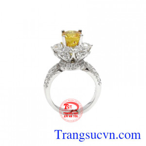 Nhẫn nữ sapphir vàng thịnh vượng được chế tác từ sapphir vàng thiên nhiên và vàng trắng 14k.