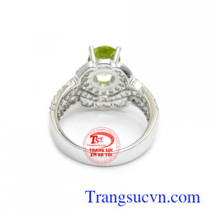 Peridot thiên nhiên là viên đá tượng trưng cho niềm tin và hi vọng