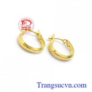 Hoa tai vàng nữ xinh xắn mang phong cách trẻ trung, năng động, thích hợp với nhiều độ tuổi