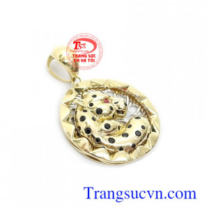 Mặt nam Hàn Quốc thời thượng phù hợp nhiều loại dây chuyền khác nhau