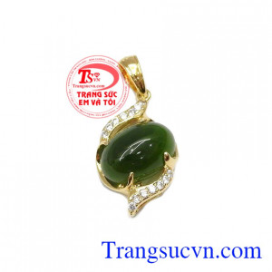 Mặt dây chuyền nephrite thiên nhiên là sản phẩm đẹp được các bà, các mẹ ưa thích