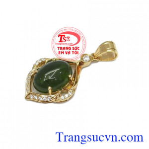 Ngọc nephrite thiên nhiên tốt cho sức khỏe, may mắn cho người đeo. Mặt dây nephrite hoàng gia