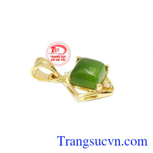 Mặt dây nepherite tinh tế được chế tác từ vàng tây 14k và ngọc nepherite thiên nhiên.