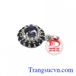 Sapphire là biểu tượng của hoàng gia, mang lại vẻ đẹp quyền quý, sang trọng cho người đeo. Mặt dây sapphire quý tộc