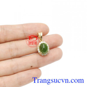 Ngọc cẩm thạch được biết đến là loại ngọc quý thích hợp với nhiều khách hàng. Mặt dây nepherite sang trọng