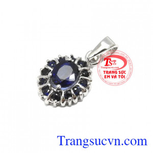 Sapphire là biểu tượng của tình yêu, hôn nhân bền vững, giàu có và lòng chung thủy. Mặt dây sapphire sang trọng